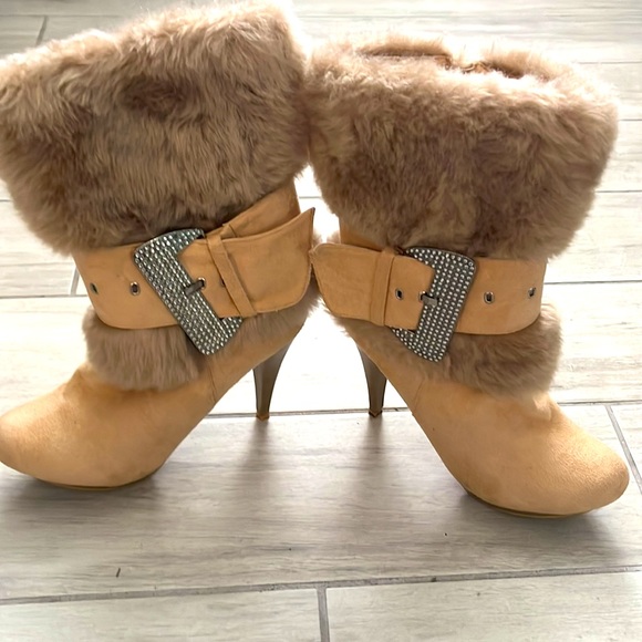 Furry heeled boot with rhinestone buckle - Picture 2 of 3